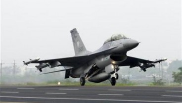 F16 TNI AU Paksa Mendarat Ethiopian Air di Batam